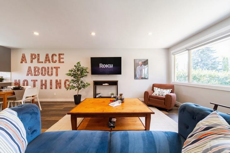 Elegante sala de estar con mobiliario moderno en un apartamento en Building 111A Street Northwest - contigo-properties - 1308626 en Edmonton, Edmonton Elegante sala de estar con mobiliario moderno en un apartamento en Building 111A Street Northwest - contigo-properties - 1308626 en Edmonton, Edmonton