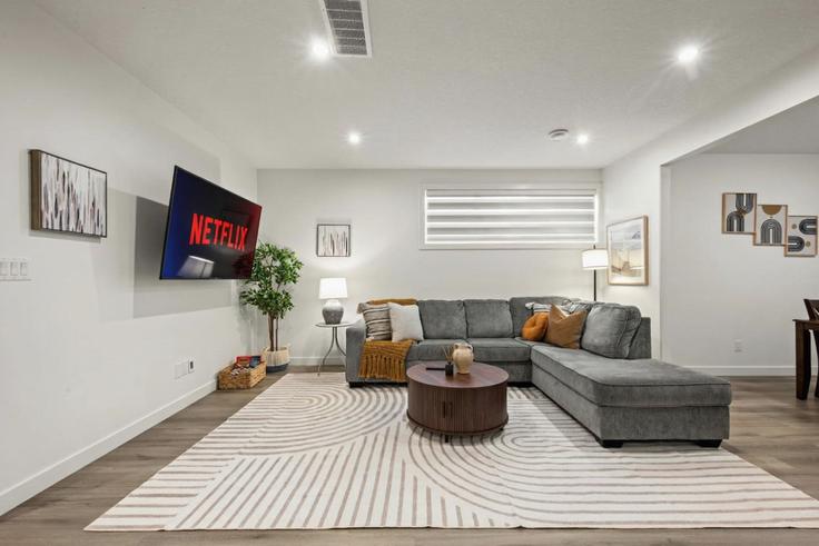 Elegante sala de estar con mobiliario moderno en un apartamento en Building Fraser Vista Northwest - contigo-properties - 1358020 en Saint Paul Junction, Edmonton Elegante sala de estar con mobiliario moderno en un apartamento en Building Fraser Vista Northwest - contigo-properties - 1358020 en Saint Paul Junction, Edmonton