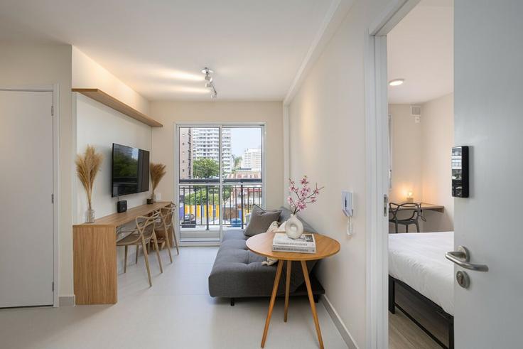 São Paulo Jardim Novo MundoのBuilding Rua Maria de Lourdes - conviva-stay - 1539192のアパートメントにある、モダンな家具を備えたエレガントなデザインのリビングルーム