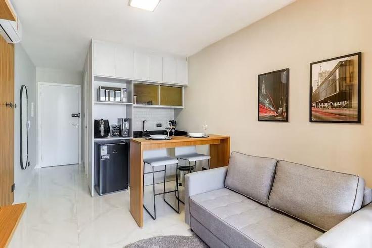 Salle de séjour élégante avec mobilier moderne dans un appartement à Building Rua Venâncio Aires - conviva-stay - 1539173 à Pompeia, São Paulo