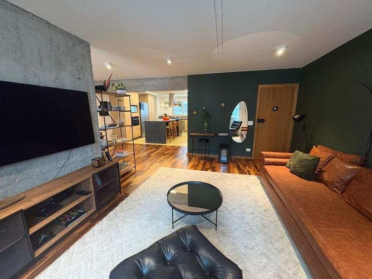 São Paulo Cerqueira CésarのBuilding Rua Rággio Nóbrega - conviva-stay - 1541070のアパートメントにある、モダンな家具を備えたエレガントなデザインのリビングルーム