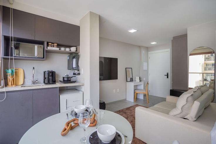 São Paulo Vila Nova ConceiçãoのBuilding Rua Monte Aprazível - conviva-stay - 1541074のアパートメントにある、モダンな家具を備えたエレガントなデザインのリビングルーム São Paulo Vila Nova ConceiçãoのBuilding Rua Monte Aprazível - conviva-stay - 1541074のアパートメントにある、モダンな家具を備えたエレガントなデザインのリビングルーム