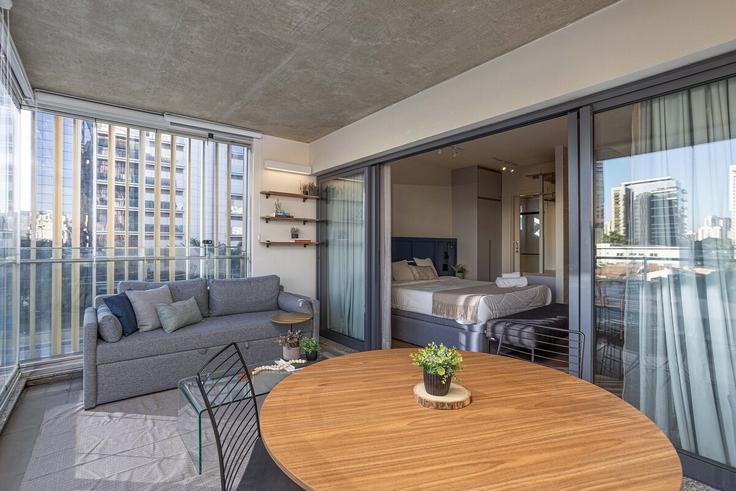 Sala de estar elegantemente projetada com móveis modernos em um apartamento no Building Rua Monsenhor Ariovaldo de Oliveira - conviva-stay - 1539090 em Vila Nova Conceição, São Paulo Sala de estar elegantemente projetada com móveis modernos em um apartamento no Building Rua Monsenhor Ariovaldo de Oliveira - conviva-stay - 1539090 em Vila Nova Conceição, São Paulo