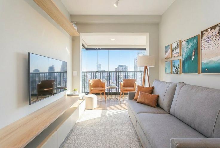 Sala de estar elegantemente projetada com móveis modernos em um apartamento no Building Rua Cardeal Arcoverde - conviva-stay - 1539072 em Pinheiros, São Paulo