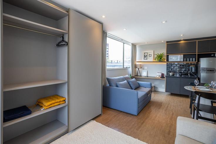 Salle de séjour élégante avec mobilier moderne dans un appartement à Building Rua Elvira Ferraz - conviva-stay - 1539080 à Vila Olímpia, São Paulo