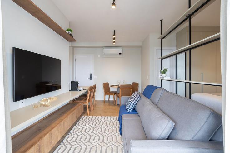 Sala de estar elegantemente projetada com móveis modernos em um apartamento no Building Vila Helena - conviva-stay - 1539086 em Pinheiros, São Paulo Sala de estar elegantemente projetada com móveis modernos em um apartamento no Building Vila Helena - conviva-stay - 1539086 em Pinheiros, São Paulo