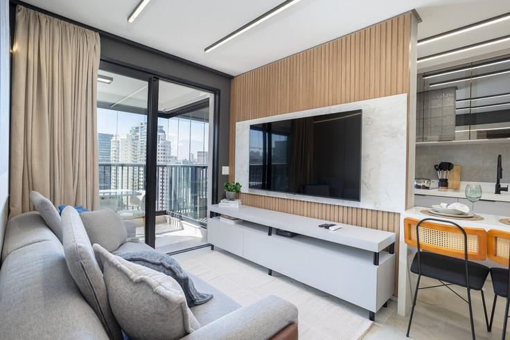 Sala de estar elegantemente projetada com móveis modernos em um apartamento no Building Rua São Manuel - conviva-stay - 1539095 em Pinheiros, São Paulo
