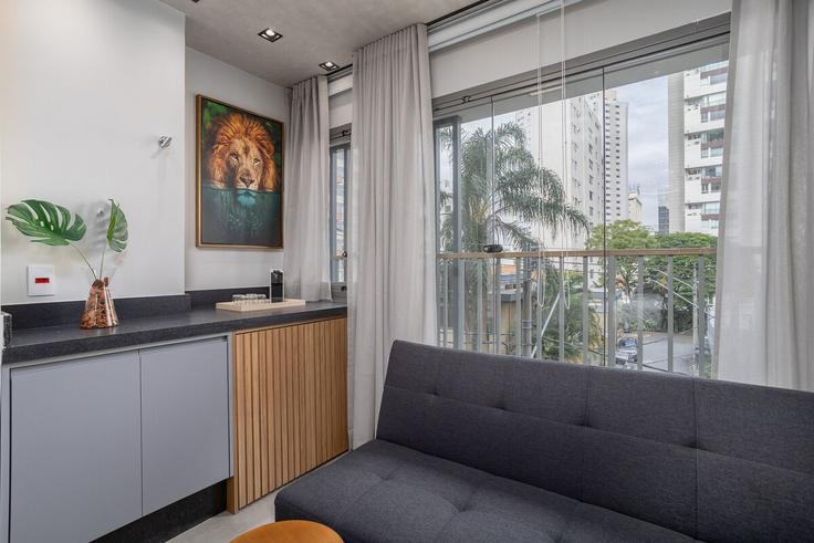 Building Rua Salto - conviva-stay - 1539114 adresindeki bir dairede modern mobilyalarla zarif bir şekilde tasarlanmış oturma odası Paraíso, São Paulo