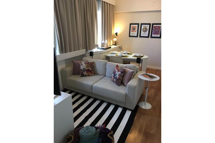 Elegant gestaltetes Wohnzimmer mit moderner Einrichtung in einer Wohnung im Building Travessa Carneiro - conviva-stay - 1539142 in Liberdade, São Paulo