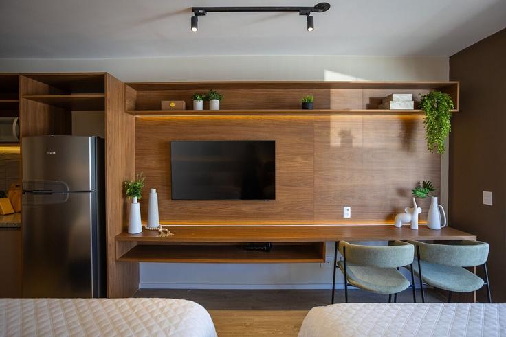 Sala de estar elegantemente projetada com móveis modernos em um apartamento no Building Rua Capote Valente - conviva-stay - 1539139 em Pinheiros, São Paulo Sala de estar elegantemente projetada com móveis modernos em um apartamento no Building Rua Capote Valente - conviva-stay - 1539139 em Pinheiros, São Paulo