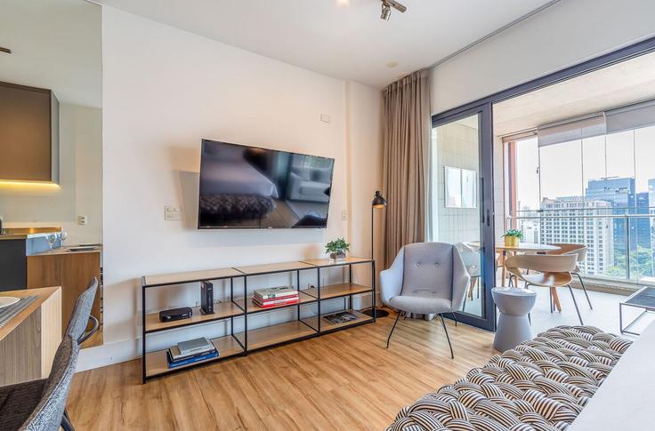 Elegante sala de estar con mobiliario moderno en un apartamento en Building Rua Bryaxis - conviva-stay - 1539122 en Vila Nova Conceição, São Paulo