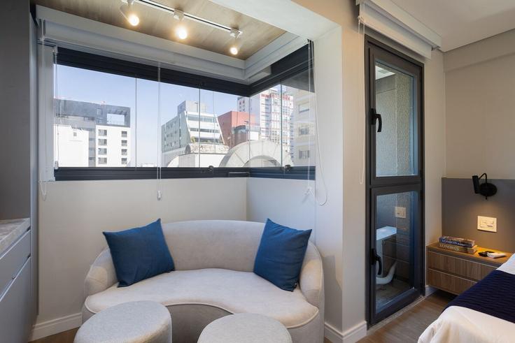 Sala de estar elegantemente projetada com móveis modernos em um apartamento no Building Praça Alexandre de Gusmão - conviva-stay - 1539155 em Jardim Paulista, São Paulo Sala de estar elegantemente projetada com móveis modernos em um apartamento no Building Praça Alexandre de Gusmão - conviva-stay - 1539155 em Jardim Paulista, São Paulo