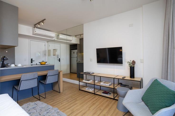 Vila Nova Conceição, São Paulo에 위치한 Building Rua Elvira Ferraz - conviva-stay - 1539141 유닛의 세련된 인테리어가 돋보이는 거실 Vila Nova Conceição, São Paulo에 위치한 Building Rua Elvira Ferraz - conviva-stay - 1539141 유닛의 세련된 인테리어가 돋보이는 거실