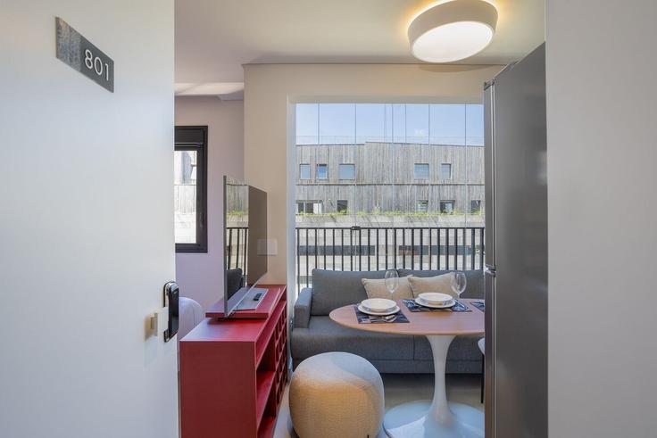 Elegant gestaltetes Wohnzimmer mit moderner Einrichtung in einer Wohnung im Building Rua Fidalga - conviva-stay - 1539128 in Sumarezinho, São Paulo