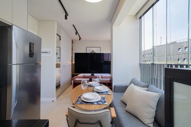 Elegante sala de estar con mobiliario moderno en un apartamento en Building Rua Fidalga - conviva-stay - 1539128 en Sumarezinho, São Paulo Elegante sala de estar con mobiliario moderno en un apartamento en Building Rua Fidalga - conviva-stay - 1539128 en Sumarezinho, São Paulo