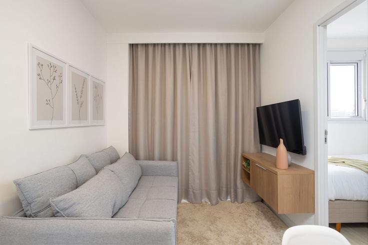 Sala de estar elegantemente projetada com móveis modernos em um apartamento no Building Avenida dos Carinás - conviva-stay - 1539159 em Indianópolis, São Paulo Sala de estar elegantemente projetada com móveis modernos em um apartamento no Building Avenida dos Carinás - conviva-stay - 1539159 em Indianópolis, São Paulo