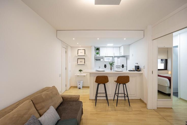 Elegant gestaltetes Wohnzimmer mit moderner Einrichtung in einer Wohnung im Building Rua Oscar Freire - conviva-stay - 1539188 in Cerqueira César, São Paulo Elegant gestaltetes Wohnzimmer mit moderner Einrichtung in einer Wohnung im Building Rua Oscar Freire - conviva-stay - 1539188 in Cerqueira César, São Paulo