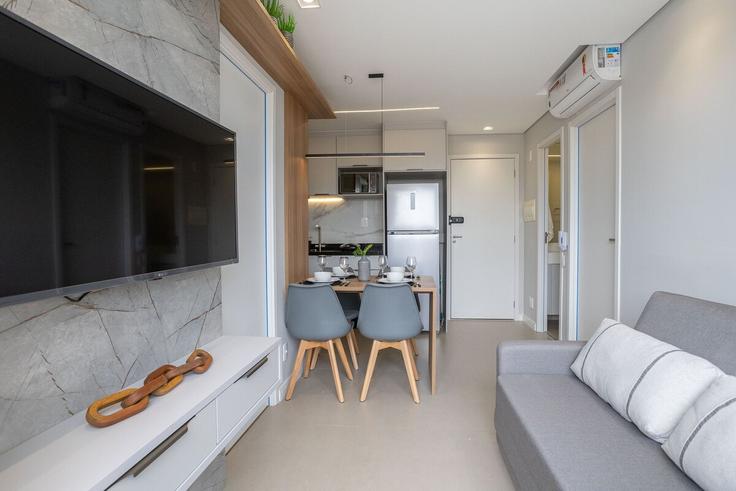 Salle de séjour élégante avec mobilier moderne dans un appartement à Building Alameda dos Pamaris - conviva-stay - 1541069 à Indianópolis, São Paulo