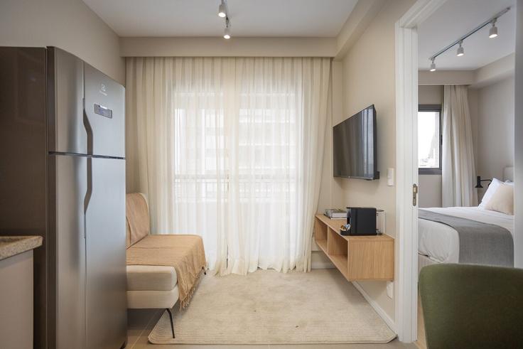 Salle de séjour élégante avec mobilier moderne dans un appartement à Building Rua Fiandeiras - conviva-stay - 1539204 à Vila Olímpia, São Paulo