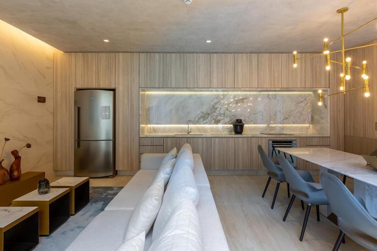 Elegante sala de estar con mobiliario moderno en un apartamento en Building Rua Marcos Lopes - conviva-stay - 1539153 en Vila Nova Conceição, São Paulo