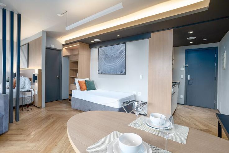Elegante sala de estar con mobiliario moderno en un apartamento en Building Avenida Vieira de Carvalho - conviva-stay - 1539182 en República, São Paulo