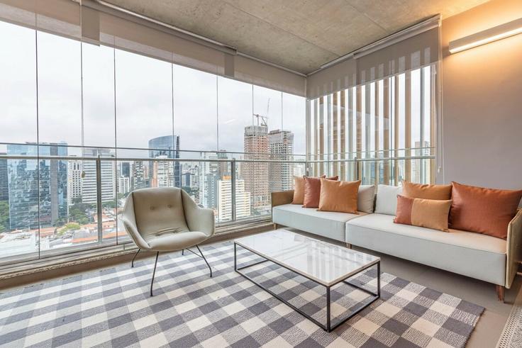 São Paulo Vila Nova ConceiçãoのBuilding Rua Professor Atílio Innocenti - conviva-stay - 1539165のアパートメントにある、モダンな家具を備えたエレガントなデザインのリビングルーム São Paulo Vila Nova ConceiçãoのBuilding Rua Professor Atílio Innocenti - conviva-stay - 1539165のアパートメントにある、モダンな家具を備えたエレガントなデザインのリビングルーム