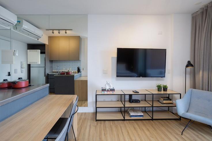 Sala de estar elegantemente projetada com móveis modernos em um apartamento no Building Rua Clodomiro Amazonas - conviva-stay - 1539196 em Vila Nova Conceição, São Paulo Sala de estar elegantemente projetada com móveis modernos em um apartamento no Building Rua Clodomiro Amazonas - conviva-stay - 1539196 em Vila Nova Conceição, São Paulo
