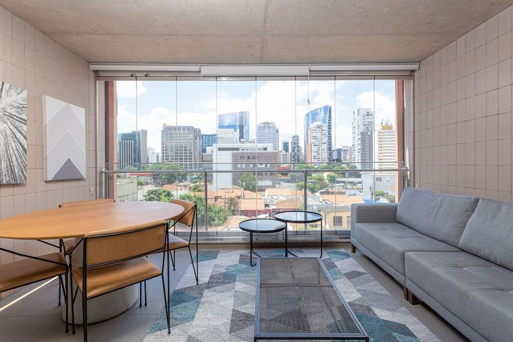 Elegante sala de estar con mobiliario moderno en un apartamento en Building Rua Elvira Ferraz - conviva-stay - 1539060 en Vila Nova Conceição, São Paulo