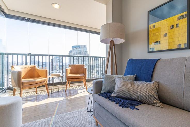 Salle de séjour élégante avec mobilier moderne dans un appartement à Building Rua Cardeal Arcoverde - conviva-stay - 1539072 à Pinheiros, São Paulo