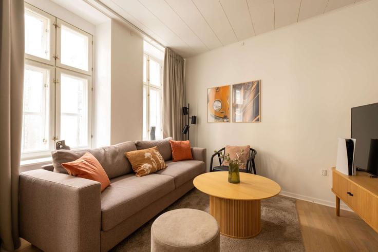 Sala de estar elegantemente projetada com móveis modernos em um apartamento no Building Vestergade - copenhagen-living - 1640111 em Copenhagen, Copenhagen Sala de estar elegantemente projetada com móveis modernos em um apartamento no Building Vestergade - copenhagen-living - 1640111 em Copenhagen, Copenhagen