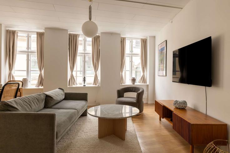 Sala de estar elegantemente projetada com móveis modernos em um apartamento no Building Vestergade - copenhagen-living - 1640096 em Copenhagen, Copenhagen Sala de estar elegantemente projetada com móveis modernos em um apartamento no Building Vestergade - copenhagen-living - 1640096 em Copenhagen, Copenhagen