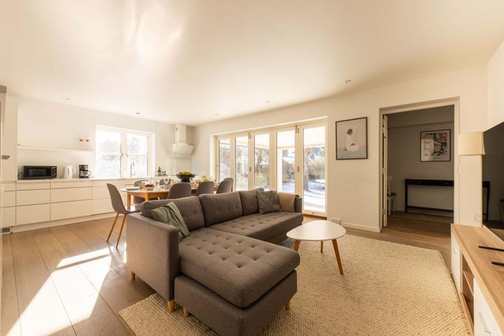 Elegant gestaltetes Wohnzimmer mit moderner Einrichtung in einer Wohnung im Building Urtehaven - copenhagen-living - 1640125 in Copenhagen, Copenhagen Elegant gestaltetes Wohnzimmer mit moderner Einrichtung in einer Wohnung im Building Urtehaven - copenhagen-living - 1640125 in Copenhagen, Copenhagen