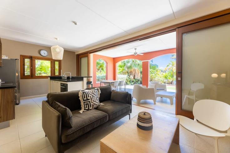 Salle de séjour élégante avec mobilier moderne dans un appartement à Building Brakkeput Abou - coral-and-coco - 1293623 à Willemstad, Willemstad Salle de séjour élégante avec mobilier moderne dans un appartement à Building Brakkeput Abou - coral-and-coco - 1293623 à Willemstad, Willemstad