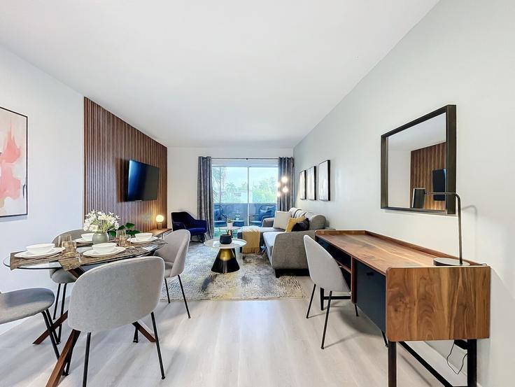 Elegante sala de estar con mobiliario moderno en un apartamento en Building Cordova Road - cordova-arms-by-rocketstay - 1224079 - MIA en Fort Lauderdale, Fort Lauderdale