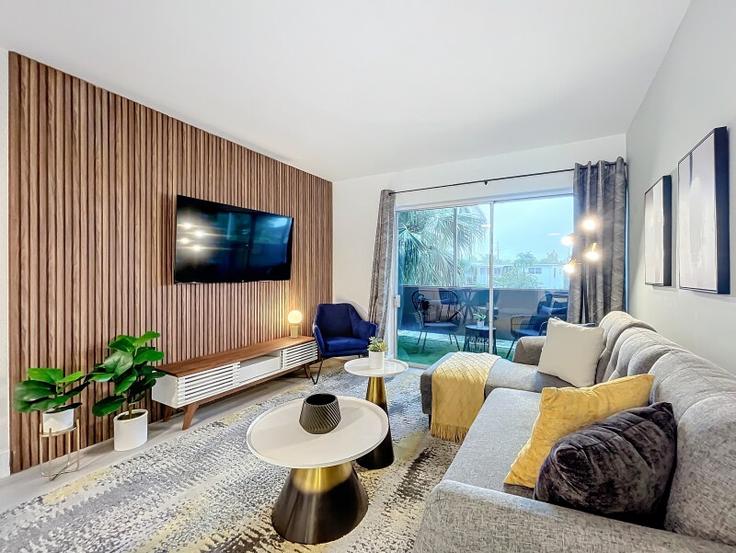 Fort Lauderdale Fort LauderdaleのBuilding Cordova Road - cordova-arms-by-rocketstay - 1406831のアパートメントにある、モダンな家具を備えたエレガントなデザインのリビングルーム