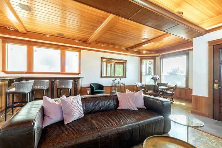 Tacoma TacomaのBuilding 6th Avenue - corporate-condo-collection - 1501450のアパートメントにある、モダンな家具を備えたエレガントなデザインのリビングルーム