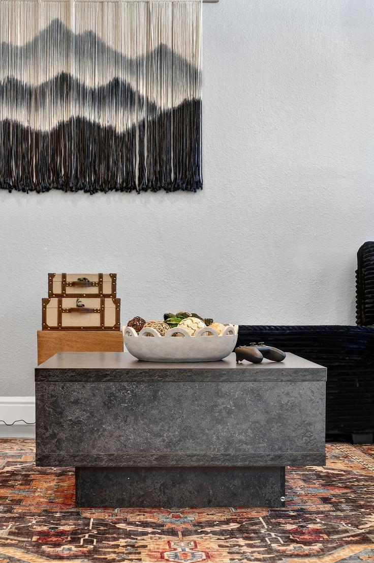 Elegante sala de estar con mobiliario moderno en un apartamento en Building San Juan Avenue - corporate-solutions-llc - 1337875 en San Jose, San Jose