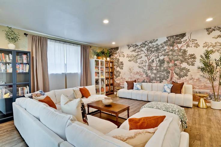 Salle de séjour élégante avec mobilier moderne dans un appartement à Building Pfeiffer Ranch Road - corporate-solutions-llc - 1308903 - SFO à San Jose, San Jose Salle de séjour élégante avec mobilier moderne dans un appartement à Building Pfeiffer Ranch Road - corporate-solutions-llc - 1308903 - SFO à San Jose, San Jose