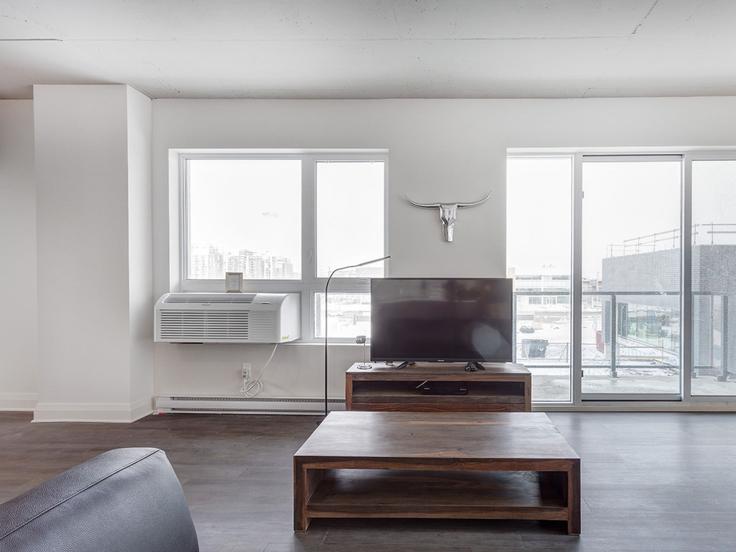 Laval LavalのBuilding Promenade du Quartier-Saint-Martin - corporate-stays - 1223272 - TORのアパートメントにある、モダンな家具を備えたエレガントなデザインのリビングルーム