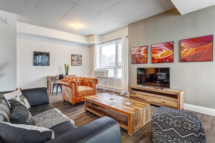 Elegant gestaltetes Wohnzimmer mit moderner Einrichtung in einer Wohnung im Building Boulevard Chomedey - corporate-stays - 1222921 - TOR in Laval, Laval
