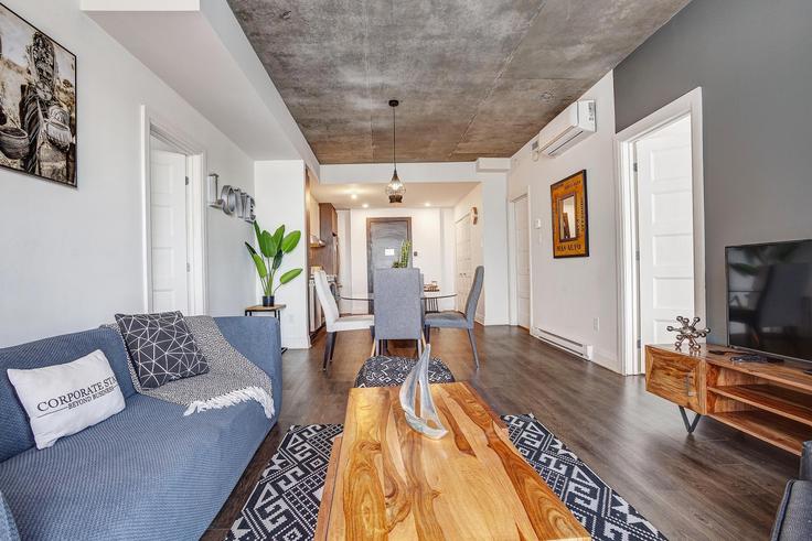 Elegant gestaltetes Wohnzimmer mit moderner Einrichtung in einer Wohnung im Building Boulevard Cavendish - corporate-stays - 1222939 - TOR in Saint-Laurent, Montreal Elegant gestaltetes Wohnzimmer mit moderner Einrichtung in einer Wohnung im Building Boulevard Cavendish - corporate-stays - 1222939 - TOR in Saint-Laurent, Montreal