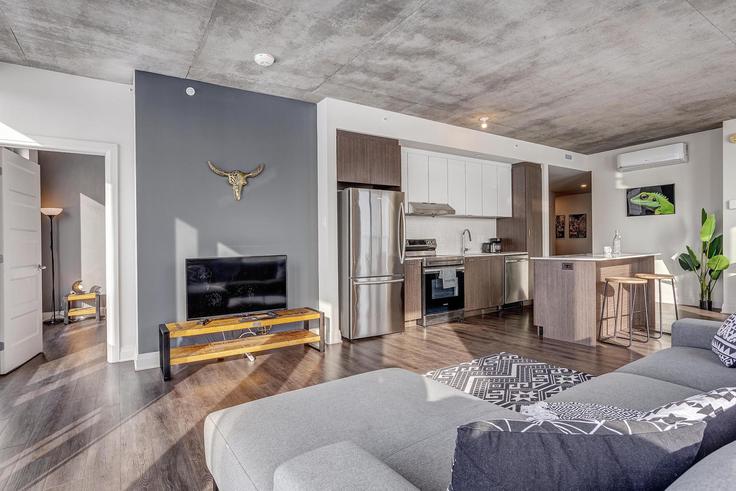 Elegant gestaltetes Wohnzimmer mit moderner Einrichtung in einer Wohnung im Building Boulevard Cavendish - corporate-stays - 1222941 in Saint-Laurent, Montreal