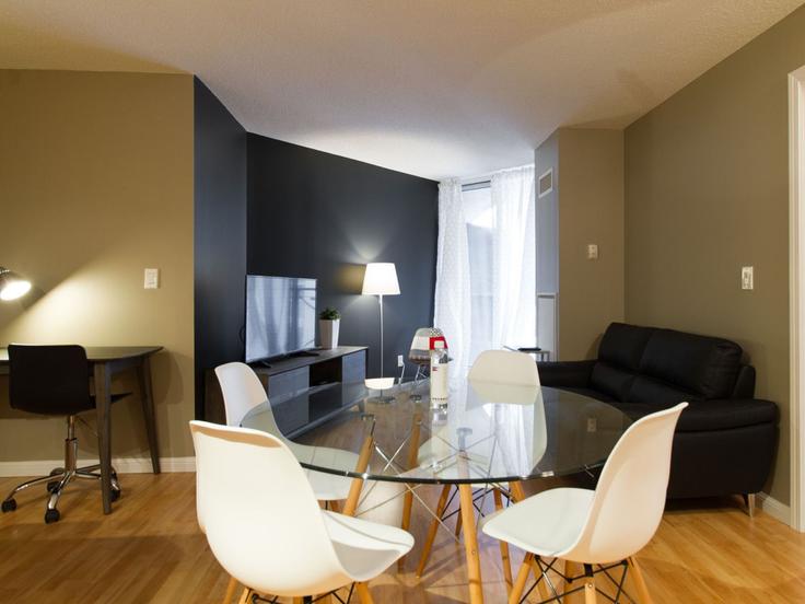 Elegante sala de estar con mobiliario moderno en un apartamento en Building Simcoe Street - corporate-stays - 1222987 - TOR en Old Toronto, Toronto Elegante sala de estar con mobiliario moderno en un apartamento en Building Simcoe Street - corporate-stays - 1222987 - TOR en Old Toronto, Toronto
