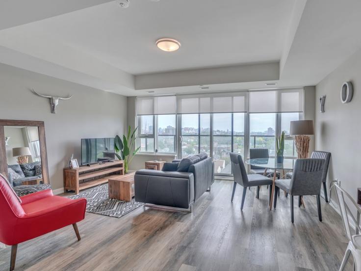 Ottawa NepeanのBuilding Wellington Street West - corporate-stays - 1223279 - TORのアパートメントにある、モダンな家具を備えたエレガントなデザインのリビングルーム Ottawa NepeanのBuilding Wellington Street West - corporate-stays - 1223279 - TORのアパートメントにある、モダンな家具を備えたエレガントなデザインのリビングルーム