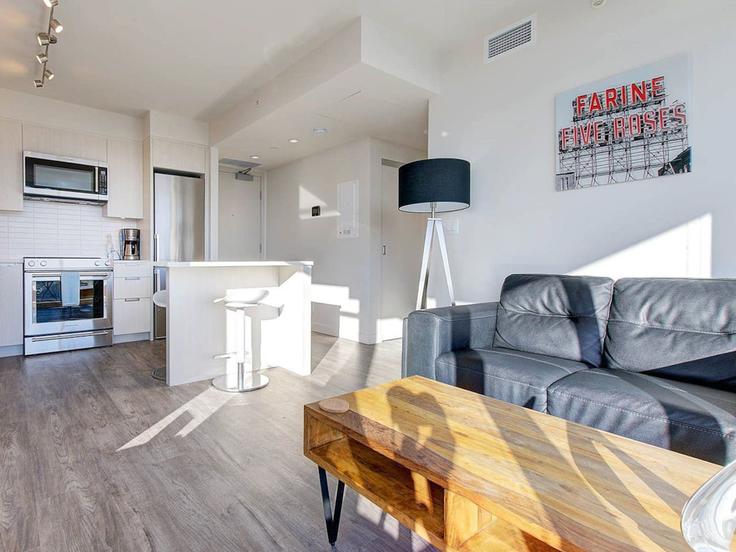 Building Hazel Street - corporate-stays - 1222958 - TOR adresindeki bir dairede modern mobilyalarla zarif bir şekilde tasarlanmış oturma odası Burnaby, Burnaby