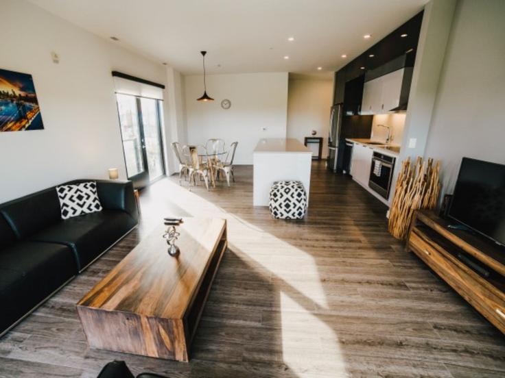 Sala de estar elegantemente projetada com móveis modernos em um apartamento no Building Sterling Lyon Parkway - corporate-stays - 1222978 em Winnipeg, Winnipeg