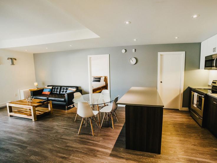 Sala de estar elegantemente projetada com móveis modernos em um apartamento no Building Sterling Lyon Parkway - corporate-stays - 1222983 - TOR em Winnipeg, Winnipeg