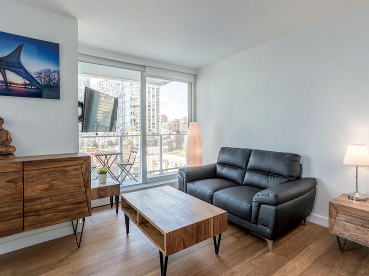 Elegante sala de estar con mobiliario moderno en un apartamento en Building Richards Street - corporate-stays - 1223028 - TOR en Vancouver, Vancouver Elegante sala de estar con mobiliario moderno en un apartamento en Building Richards Street - corporate-stays - 1223028 - TOR en Vancouver, Vancouver