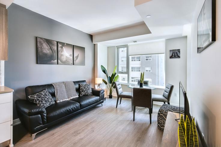 Ottawa NepeanのBuilding Champagne Avenue South - corporate-stays - 1223030 - TORのアパートメントにある、モダンな家具を備えたエレガントなデザインのリビングルーム Ottawa NepeanのBuilding Champagne Avenue South - corporate-stays - 1223030 - TORのアパートメントにある、モダンな家具を備えたエレガントなデザインのリビングルーム