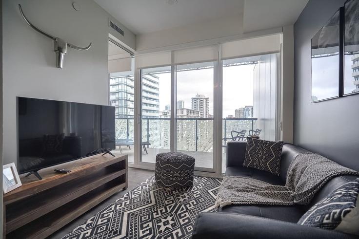 Building Grosvenor Street - corporate-stays - 1223084 adresindeki bir dairede modern mobilyalarla zarif bir şekilde tasarlanmış oturma odası Old Toronto, Toronto Building Grosvenor Street - corporate-stays - 1223084 adresindeki bir dairede modern mobilyalarla zarif bir şekilde tasarlanmış oturma odası Old Toronto, Toronto
